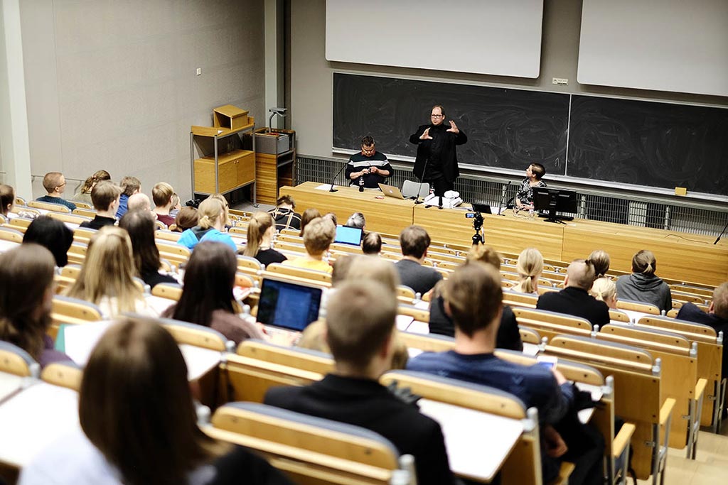 Professori Olli Koistinen ja dosentti Aku Visala keskustelivat Turun yliopistossa keinoälystä dosentti Hanne Appelqvistin moderoimana.